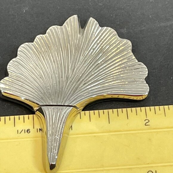 Set of 12 Beautiful Silver Metal Flower Petal Table Name or Sign Stands - Picture 9 of 9